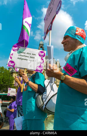 Paris, Frankreich, Französisch Hos-pital Personal Protest mit "Collectif Notre Santé en Danger" Gesundheitsprobleme Halten Protestschilder, Gesundheitspersonal Protest, Budget Proteste Stockfoto