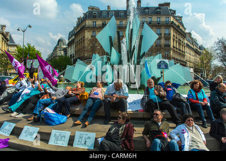 Paris, Frankreich, Französisch Hos-pital Personal, Krankenschwestern, Protest mit "Collectif Notre Santé en Danger", Health Issues Flash Mob, die-in, Proteste, Krankenschwester, Gesundheitswesen Menschenrechte Stockfoto