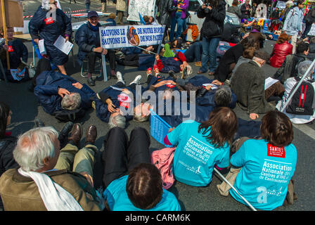 Paris, Frankreich, Französisch Hos-pital Persönlicher Protest mit "Collectif Notre Santé en Danger", Gesundheits- und Sozialfragen , Flash Mob, Proteste, Massenproteste von Gesundheitsarbeitern sitzen in Stockfoto