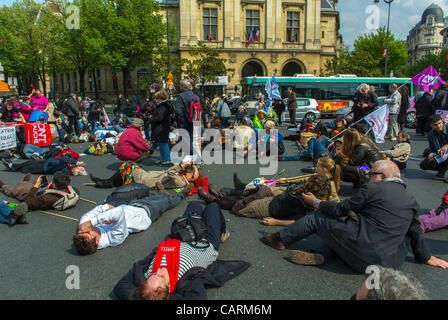 Paris, Frankreich, Französisch Hos-pital Persönlicher Protest mit „Collectif Notre Santé en Danger“ Gesundheitsprobleme , Place Gambetta, Flash Mob, die-in, aktivistischer Protest Menschen im Liegen, Protest von Gesundheitsarbeitern, Menschenrechte im Gesundheitswesen Stockfoto