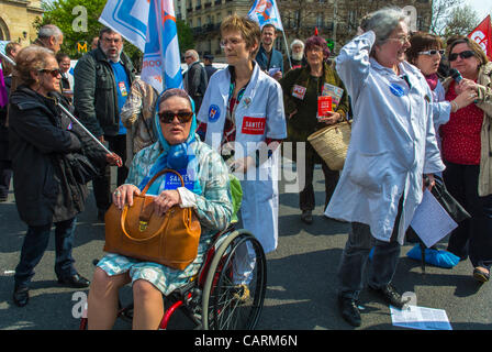 Paris, Frankreich, Französisch Hos-pital Persönlicher Protest mit Krankenschwestern, „Collectif Notre Santé en Danger“, Gesundheitsprobleme, Frauenaktivistin, die Patienten auf Rollstuhl schiebt, Krankenschwester, Budgetproteste Stockfoto