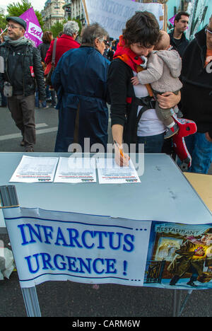 Paris, Frankreich, französische Hos-pital persönliche Proteste Rally, Frau mit Baby Unterzeichnung Petitionen auf Straße, Gesundheit und Soziales, Stockfoto