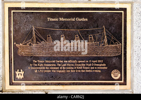 Belfast, UK. 15.04.2012 - Gedenktafel an der Hundertjahrfeier der Untergang der Titanic und der Öffnung des Memorial Garden in der Belfast City Hall. Stockfoto