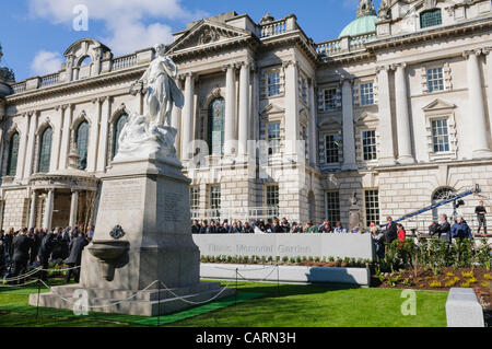 Belfast, UK. 15.04.2012 - Criwds-Datei in die neu eröffnete Titanic Memorial Garden in der Belfast City Hall. Stockfoto