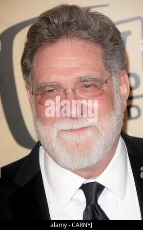 Richard Masur im Ankunftsbereich für TV Land Awards 10. Jahrestag, Lexington Armory, New York, NY 14. April 2012. Foto von: Kristin Callahan/Everett Collection Stockfoto