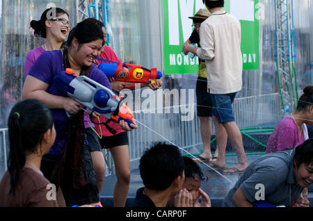 Thai-Frauen nehmen die Anhöhe während des Wasser-Festivals außerhalb Central World Shopping Mall, Rama 1 Road, Bangkok, Thailand auf Sonntag, 15. April 2012. Bangkok ist das thailändische Neujahrsfest mit dem traditionellen Songkran Wasser Festival feiert. Stockfoto