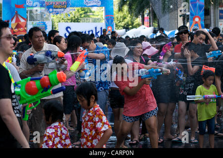 Thais teilnehmen an der Wasser-Festival vor Einkaufszentrum Central World, Rama 1 Road, Bangkok, Thailand am Sonntag, 15. April 2012. Bangkok ist das thailändische Neujahrsfest mit dem traditionellen Songkran Wasser Festival feiert. Stockfoto