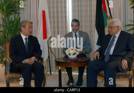 20. Dezember 2007 - Tokyo, Tokelau - palästinensischen Präsidenten Mahmoud Abbas (Abu Mazen) mit Präsident des International Foundation von Japan internationale Zusammenarbeit Herr Tanaka, in Tokio, am 14. April 2012 trifft.  Foto von Thaer Ganaim (Kredit-Bild: © Thaer Ganaim Apaimages/APA Images/ZUMAPRESS.co Stockfoto