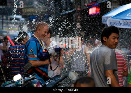 Die Menschen nehmen Teil im Wasser Festival in der Soi Cowboy in der Nähe der Sukhumvit Road, Bangkok, Thailand am Sonntag, den 15. April 2012. Bangkok feiert das Thai Neujahr mit der traditionellen Songkran Water Festival. Kreditrahmen: Kraig Lieb/Alamy Leben Nachrichten. Stockfoto