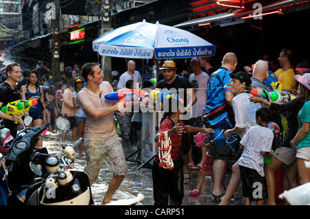Thais & Westler nehmen Sie teil am Wasser Festival in der Soi Cowboy, Bangkok, Thailand am Sonntag, den 15. April 2012. Bangkok feiert das Thai Neujahr mit der traditionellen Songkran Water Festival. Kreditrahmen: Kraig Lieb/Alamy Leben Nachrichten. Stockfoto