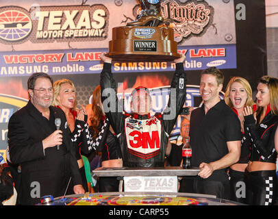 14. April 2012 - feiert Fort Worth, Texas, USA - GREG BIFFLE (16) seinen Sieg beim Samsung Mobile 500 NASCAR Sprint Cup-Rennen auf dem Texas Motor Speedway. (Kredit-Bild: © Dan Wozniak/ZUMAPRESS.com) Stockfoto