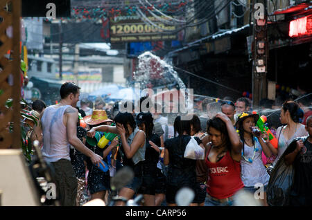 Menschen nehmen an der Wasser-Festival teil. Sukhumvit Road, Bangkok, Thailand auf Sonntag, 15. April 2012. Bangkok ist das thailändische Neujahrsfest mit dem traditionellen Songkran Wasser Festival feiert. Stockfoto