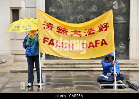 15. April 2012. Falun Dafa Demonstranten halten einen Banner vor der chinesischen Botschaft in London. Eine spirituelle Disziplin in China von 1992, die Praxis ist jetzt in China verboten, Mitglieder Anspruch auf Menschenrechtsverletzungen durch die chinesische Regierung. Stockfoto