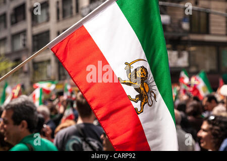 New York City, USA. 15. April 2012. Persische Kultur und Geschichte wurde auf dem Display durch Fähnchen Menschenmassen entlang der Madison Avenue.  Die Parade feiert den Beginn des persischen Neujahrs, Nowruz, markieren den ersten Tag des Frühlings. Stockfoto