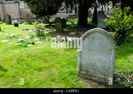 BECKENHAM, UK, 15. April 2012. "Harriet" von Elizabeth Jenkins am 19. April 2012 veröffentlicht werden.  Ursprünglich geschrieben in 1934 und jetzt vergriffen, es beschäftigt sich mit der Geld-Mordfall von 1877.  Das Foto zeigt das Grab des Opfers, Harriet Staunton im St George, Beckenham. Stockfoto