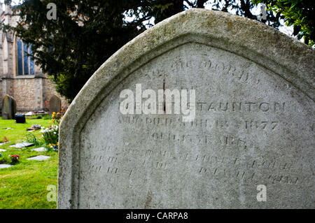 BECKENHAM, UK, 15. April 2012. "Harriet" von Elizabeth Jenkins am 19. April 2012 veröffentlicht werden.  Ursprünglich geschrieben in 1934 und jetzt vergriffen, es beschäftigt sich mit der Geld-Mordfall von 1877.  Das Foto zeigt das Grab des Opfers, Harriet Staunton im St George, Beckenham. Stockfoto