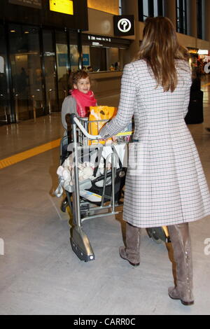 Narita, Japan - 14. April 2012: Schauspielerin Jessica Alba kommt am Flughafen Narita in Japan mit ihren Töchtern Haven Garner Warren und Honor Marie Warren und ihr partner Cash Warren. Stockfoto