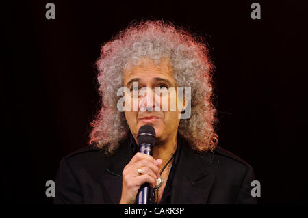 LONDON, Covent Garden, 15. April 2012.  Bei den Olivier Awards 2012, Brian May (Lead-Gitarrist der Rockband Queen) liest die Liste der Nominierten für den BBC Radio 2 Olivier Publikumspreis. Foto: Stephen Chung Stockfoto