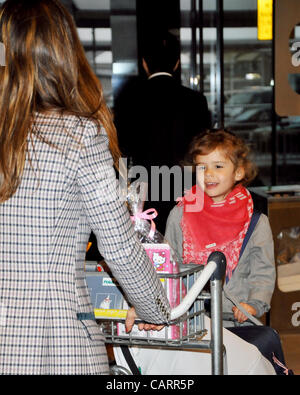 Narita, Japan - 14. April 2012: Schauspielerin Jessica Alba kommt am Flughafen Narita in Japan mit ihren Töchtern Haven Garner Warren und Honor Marie Warren und ihr Ehemann Cash Warren. Stockfoto