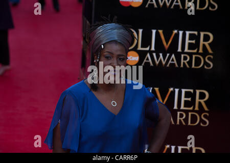 London, UK, 15.04.2012. Schauspielerin, kommt Sharon D. Clarke bei den Laurence Olivier Awards 2012. Sie ist für die beste Leistung in einer Nebenrolle in einem Musical, Ghost das Musical nominiert. Stockfoto