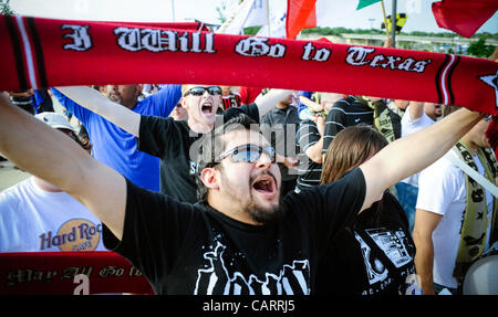 15. April 2012 - San Antonio, TX, USA - Fans jubeln, während das erste Heimspiel der San Antonio Scorpions-Fußball-Nationalmannschaft das Stadion betreten. der North American Soccer League Sonntag, 15. April 2012 in San Antonio. Das Team ist im Besitz von Unternehmer Gordon Hartman und Erlöse aus den Tee Stockfoto