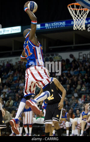 London Ontario, Kanada - 13. April 2012. Kevin "Special K" Daley (21) von der Harlem Globetrotters steigt für einen Korb. Die London-Ritter besiegt Saginaw Spirit 2 - 1 in der Overtime bei John Labatt Centre eine drei zu zwei Serie Führung. Stockfoto