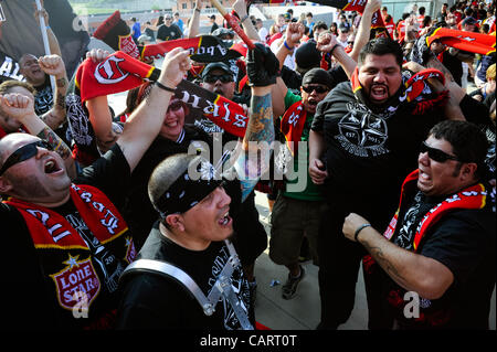 15. April 2012 - San Antonio, Texas, USA - Fans jubeln, während das erste Heimspiel der San Antonio Scorpions-Fußball-Nationalmannschaft das Stadion betreten. Die neue gehört der North American Soccer League Team Unternehmer Gordon Hartman und Erlös aus dem Team zugute kommen-Morgan Wunderland, eine Stockfoto