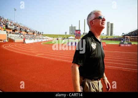 15. April 2012 - betritt San Antonio, TX, USA - Gordon Hartman, Besitzer der San Antonio Scorpions das Stadion während der ersten Heimspiel für die Fußballmannschaft. der North American Soccer League. Erlöse aus dem Team profitieren Morgans Wunderland, ein Ultra-zugängliche Park für Menschen in allen abili Stockfoto