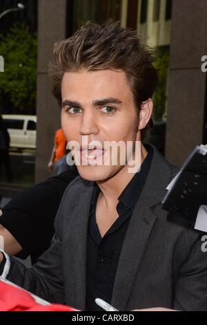 Paul Wesley, verlässt das Sirius XM Studio unterwegs für Promi-Schnappschüsse - Mo, New York, NY 16. April 2012. Foto von: Ray Tamarra/Everett Collection Stockfoto