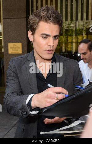 Paul Wesley, verlässt das Sirius XM Studio unterwegs für Promi-Schnappschüsse - Mo, New York, NY 16. April 2012. Foto von: Ray Tamarra/Everett Collection Stockfoto