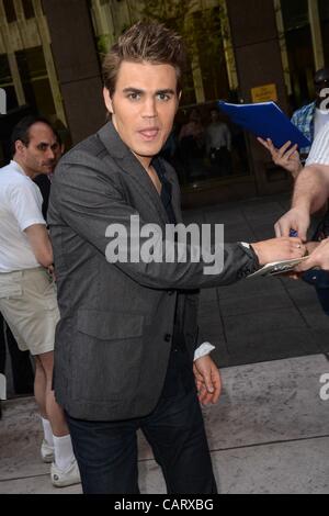 Paul Wesley, verlässt das Sirius XM Studio unterwegs für Promi-Schnappschüsse - Mo, New York, NY 16. April 2012. Foto von: Ray Tamarra/Everett Collection Stockfoto