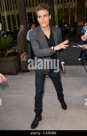 Paul Wesley, verlässt das Sirius XM Studio unterwegs für Promi-Schnappschüsse - Mo, New York, NY 16. April 2012. Foto von: Ray Tamarra/Everett Collection Stockfoto