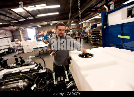 16. April 2012 - liefern Paramount, CA, USA - Frank J. Zamboni und Co. Inc wird in Kürze seine 10.000. Zamboni Eis Maschine, ein elektrisches Modell 552, an der National Hockey League Montréal Canadiens Oberflächenersatz.  Seit seiner Gründung vor mehr als 60 Jahren hat das Zamboni-Unternehmen seine berühmten Eis zufr aufgebaut. Stockfoto