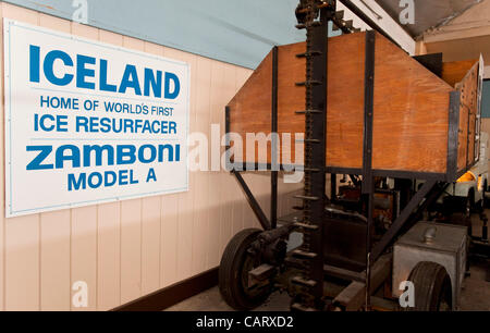 16. April 2012 - liefern Paramount, CA, USA - Frank J. Zamboni und Co. Inc wird in Kürze seine 10.000. Zamboni Eis Maschine, ein elektrisches Modell 552, an der National Hockey League Montréal Canadiens Oberflächenersatz.  Seit seiner Gründung vor mehr als 60 Jahren hat das Zamboni-Unternehmen seine berühmten Eis zufr aufgebaut. Stockfoto