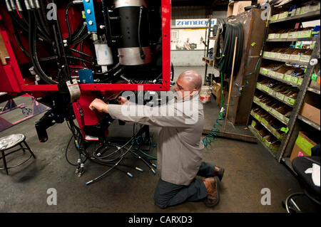 16. April 2012 - liefern Paramount, CA, USA - Frank J. Zamboni und Co. Inc wird in Kürze seine 10.000. Zamboni Eis Maschine, ein elektrisches Modell 552, an der National Hockey League Montréal Canadiens Oberflächenersatz.  Seit seiner Gründung vor mehr als 60 Jahren hat das Zamboni-Unternehmen seine berühmten Eis zufr aufgebaut. Stockfoto