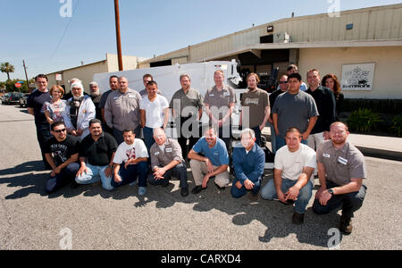 16. April 2012 - liefern Paramount, CA, USA - Frank J. Zamboni und Co. Inc wird in Kürze seine 10.000. Zamboni Eis Maschine, ein elektrisches Modell 552, an der National Hockey League Montréal Canadiens Oberflächenersatz.  Seit seiner Gründung vor mehr als 60 Jahren hat das Zamboni-Unternehmen seine berühmten Eis zufr aufgebaut. Stockfoto