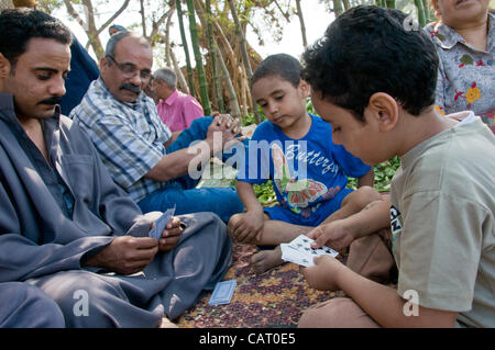 Ägypter aus allen Bereichen des Lebens nahm eine Auszeit von den politischen Problemen lähmende ihres Landes ein Jahr nach der Revolution am 16. April 2012 den beliebten Urlaub der offiziellen Frühlingsanfang "Sham El Nessim" feiern-Menschen strömten zum Picknick in Parks und auf dem Lande Stockfoto