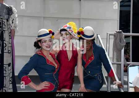 Modelle, die Kleidung von Playsuit Salon in London Alternative Fashion Week 2012 Stockfoto