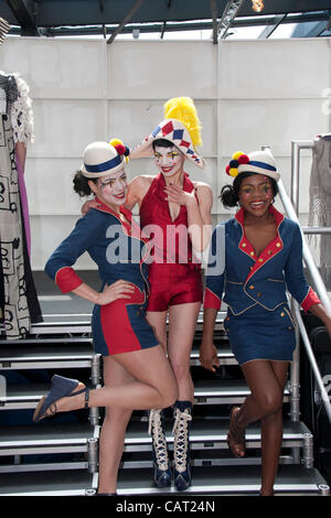 Modelle, die Kleidung von Playsuit Salon in London Alternative Fashion Week 2012 Stockfoto