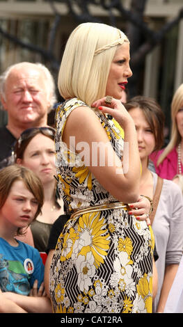 TORI SPELLING TORI SPELLING EXTRA TV INTERVIEW LOS ANGELES Kalifornien USA 17. April 2012 Stockfoto