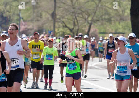 Boston, Massachusetts, USA, 16. April 2012. Machen die Wende von der Commonwealth Avenue, Hereford Street links nur eine weitere vor der Ziellinie des 116. Boston Marathon zu drehen. Stockfoto