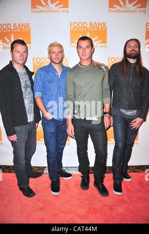 Robin Goodridge, Chris Traynor, Gavin Rossdale, Cory Britz, Bush im Ankunftsbereich für Food Bank für New York Can-Do Awards, Cipriani Restaurant Wall Street, New York, NY 17. April 2012. Foto von: Gregorio T. Binuya/Everett Collection Stockfoto