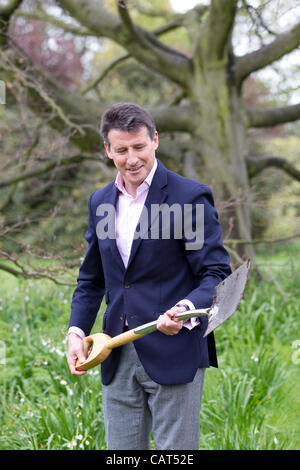 LOCOG Veranstaltung Kew Gardens, Surrey, UK. 18.04.2012 Bild zeigt Sebastian Coe, LOCOG Stuhl, Pflanzen Sie einen Baum im Garten von Kew Gardens, den Countdown der 100 Tage bis zum Beginn der Olympischen Spiele 2012 in London zu gedenken. Stockfoto