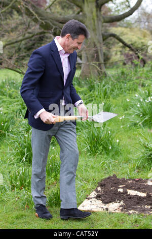 LOCOG Veranstaltung Kew Gardens, Surrey, UK. 18.04.2012 Bild zeigt Sebastian Coe, LOCOG Stuhl, Pflanzen Sie einen Baum im Garten von Kew Gardens, den Countdown der 100 Tage bis zum Beginn der Olympischen Spiele 2012 in London zu gedenken. Stockfoto