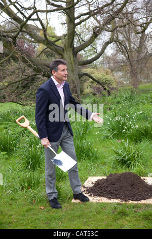 LOCOG Veranstaltung Kew Gardens, Surrey, UK. 18.04.2012 Bild zeigt Sebastian Coe, LOCOG Stuhl, Pflanzen Sie einen Baum im Garten von Kew Gardens, den Countdown der 100 Tage bis zum Beginn der Olympischen Spiele 2012 in London zu gedenken. Stockfoto