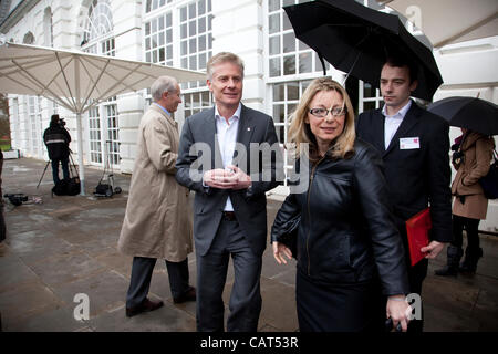 Foto:Jeff Gilbert. Kew Gardens, Surrey, UK. 18.04.2012 Bild zeigt Paul Deighton LOCOG Chief Excec und Leiter der PR Joanna Manning Cooper verlassen die LOCOG-Veranstaltung in Kew Gardens zur Feier der Einführung der 100 Tage bis zum Beginn der London 2012 Olypics. Stockfoto