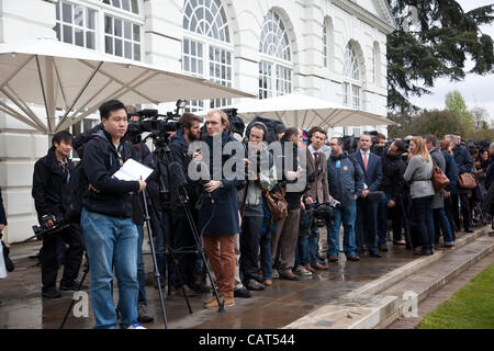 LOCOG 100 Tage Event. Kew Gardens, Surrey, UK. 18.04.2012 Bild zeigt eine lange Reihe von Medien auf den LOCOG 100 Days in Kew Gardens, Surrey, den Countdown nur noch 100 Tage bis zum Beginn der Olympischen Spiele in London 2012 zu starten. Stockfoto