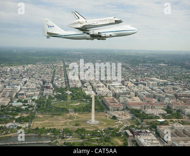 Space Shuttle Discovery, montiert auf einem NASA 747 Shuttle Trägerflugzeug fliegt über die Skyline von Washington 17. April 2012 in Washington, DC. Entdeckung, der erste Orbiter zog sich von der NASA Shuttle-Flotten, abgeschlossenen 39 Missionen, 365 Tage im Weltraum, umkreist die Erde 5.830 mal und reiste 14 Stockfoto