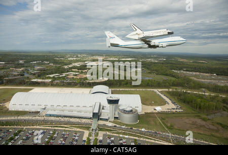 Space Shuttle Discovery, montiert auf einem NASA 747 Shuttle Trägerflugzeug überfliegt das Steven F. Udvar-Hazy Center, es ist endgültige Heimat 17. April 2012 in Washington, DC. Entdeckung, der erste Orbiter zog sich von der NASA Shuttle-Flotten, abgeschlossenen 39 Missionen, 365 Tage im Weltraum, umkreist die Erde 5, Stockfoto