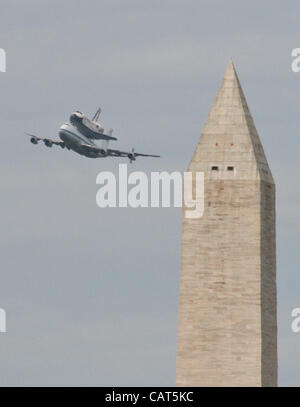 Space Shuttle Discovery, montiert auf einem NASA 747 Shuttle Trägerflugzeug überfliegt das Washington Monument 17. April 2012 in Washington, DC. Stockfoto